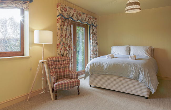 Charming 3BD Cotswolds Family Retreat - Photo 2