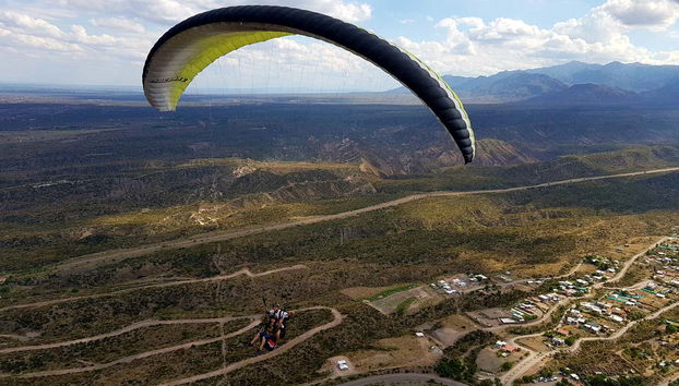 Volando en parapente sobre el cerro Arco