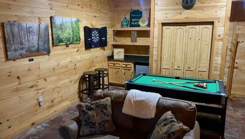 The cozy Lazy Laurel with year-round mountain views, hot tub, fire pit - Foto 5, Game Room