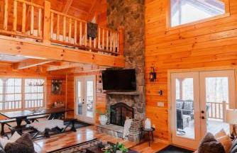 Sleeps 16 Luxury Cabin with Game Room & Hot Tub - Foto 1