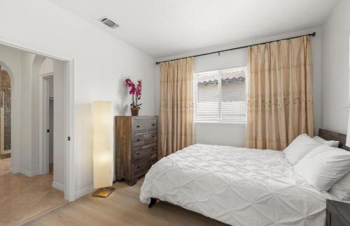 Spacious Luxury home in Gated Community with Resort Pool & Scenic Views - Photo 39