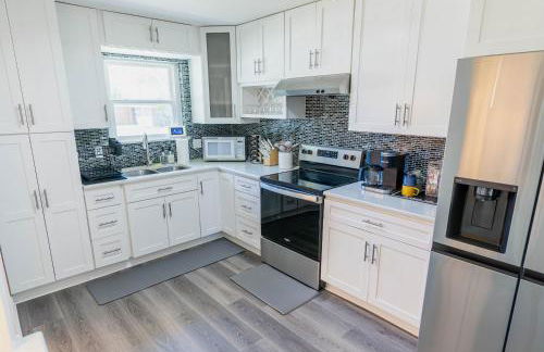 Sparkling Pool Retreat Near Legacy West by Vacation Your Way - Foto 15