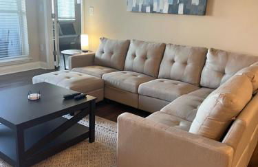 Spacious 2 Bed, 2 Bath Uptown Gem in the Heart of the City-Parking-Wi-Fi-Balcony-Walk to BOA Stadium - Foto 19