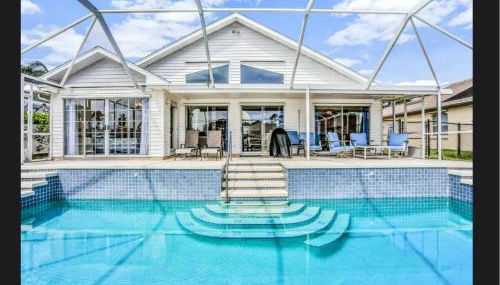 Peaceful Waterfront Pool Home 3 Bedroom Home by RedAwning - Foto 3