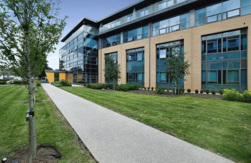 Modern 1 Bed Apt Bracknell- with parking - Photo 14