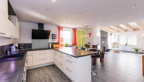 Moderne Fewo mit Fasssauna und Kamin im ländl. Allgäu - Foto 5