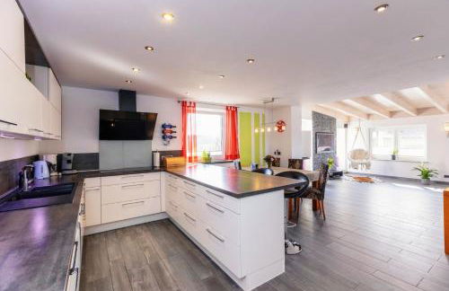 Moderne Fewo mit Fasssauna und Kamin im ländl. Allgäu - Foto 5