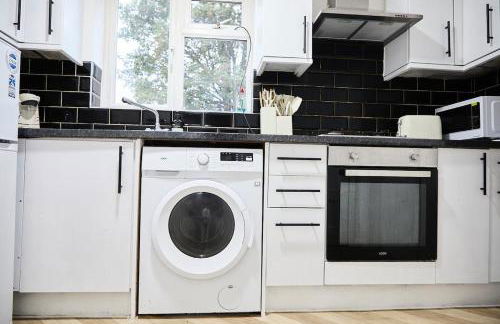 Stylish Wembley Home with Hot Tub, Parking & Garden - Foto 20