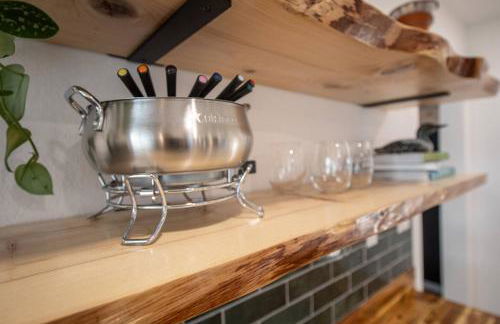 Centrally Located Cozy Modern Home in Bethel - Foto 9