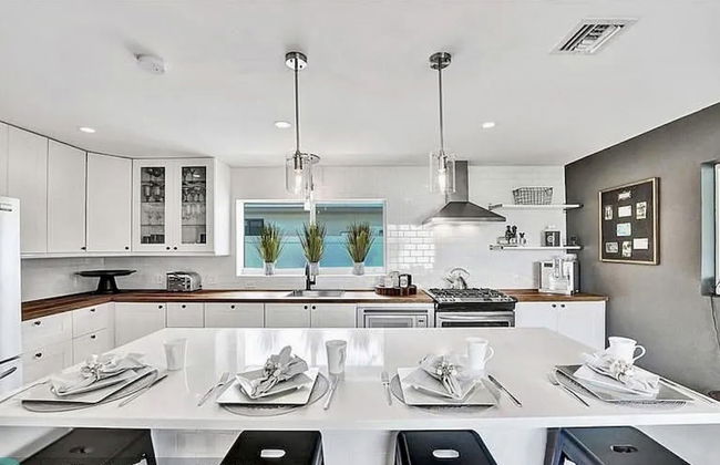 Beach Bliss 10 Mins to Waves 3BR Oasis With Pool - Foto 16