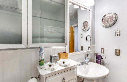 Near Hiking Cozy Anchorage Retreat with Fireplace! - Foto 16