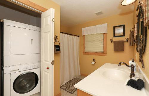 3-Story Private Cabin with Hot Tub and Fire Pit - Foto 11