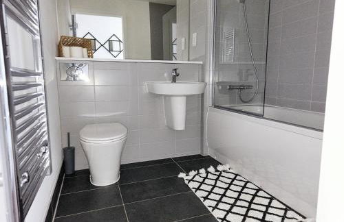 2 Bed Balcony Apt-Free Parking-Ideal for Work or Leisure - Foto 7