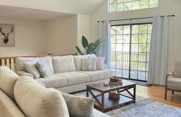 Woodsy Chic Family-Friendly Spacious Getaway - Foto 2