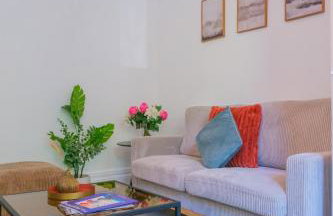 4-Bed Family House in Leeds with park view - Foto 14