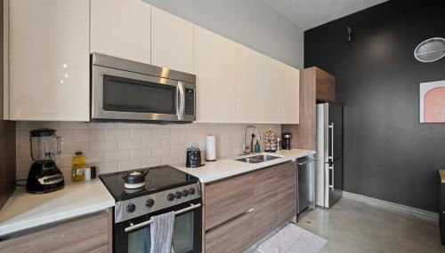 Stunning Downtown Apartment with Pool, Laundry, Parking - Foto 4