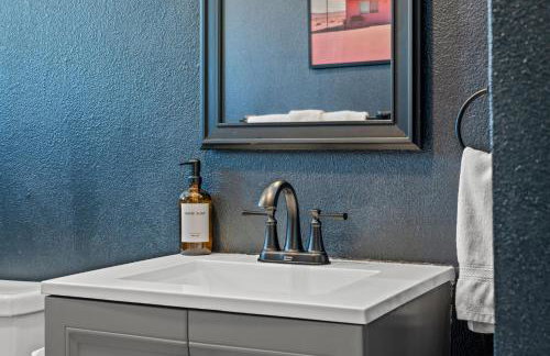 NEW Retro Escape 70's Vibes Wellness Game Room - Foto 35