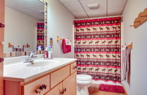 Lakefront Tomahawk Getaway with Deck and 2 Fireplaces! - Foto 17