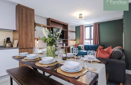 Spacious 5-bedroom Contractor House Sleeps 7 with Parking by PureStay - Foto 21