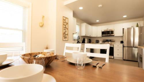 Work, Rest and Gather - Spacious 3BR with Modern Charm - Photo 4