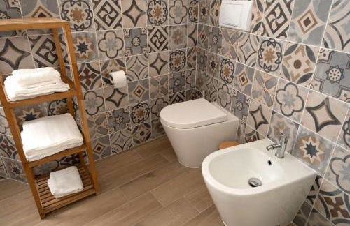 GuestHost - Comfy Two-Levels Apartment with Terrace! - Foto 24