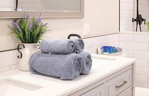 Renovated & Sophisticated Home Near Beach & Shops! - Photo 44