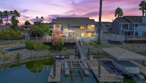 Waterfront Sleeps 6 near Marina with Hot Tub - Foto 2