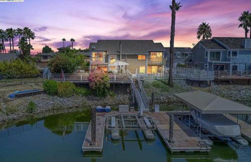 Waterfront Sleeps 6 near Marina with Hot Tub - Foto 2