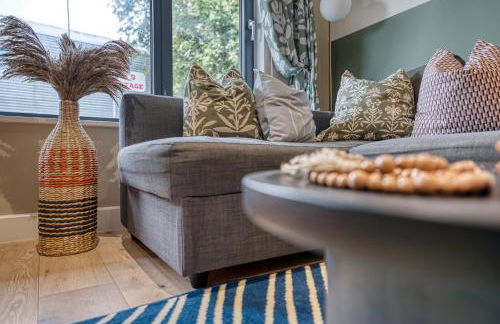 Ocean Village 1-Bedroom Luxurious, Stylish & Cosy Apartment, Central Location in Southampton, Sleeps 4 - by Blue Puffin Stays - Photo 10