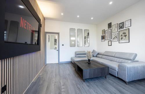 Bolton 2BR Cinema House, Free Parking, Fast WiFi, Comfortable Stay - Foto 24