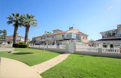 Spacious ground floor apartment overlooking the beautiful communal pool - Foto 18