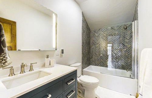 Less Than 1 Mi to Lake George! Family Retreat with Deck - Foto 24