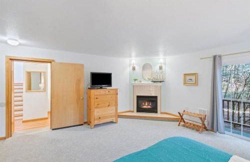 Cannon beach vibes, steps to the beach,WIFI,3 full bedroom en suites with 3 fireplaces,Near Downtown - Photo 28