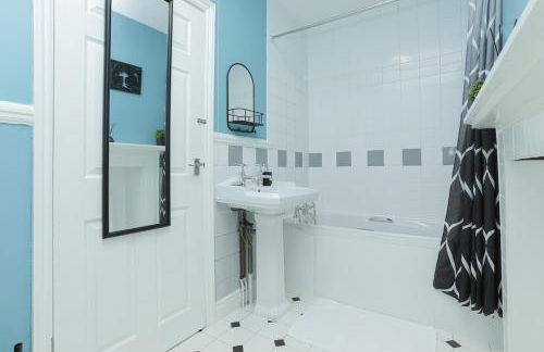 Big PROMO! Central Canterbury City Escape 2BR 2BA House, en-suite, Couples Retreat, Perfect For Families, Students, Relocators FREE Parking Fast WiFi - Foto 8