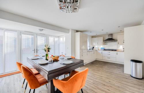 Stunning Detached House with Driveway Parking, Office Room, Self-Check-In, Fast WiFi and Smart TV with Sky and Netflix by Yoko Property - Photo 38