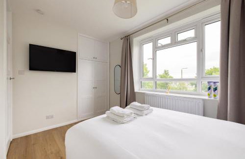 PenthouseStays Wimbledon - Chic 2 Bedroom King Bed Apartment with Balcony - 2 mins from Wimbledon Tennis Club and Museum - AELTC - Foto 9