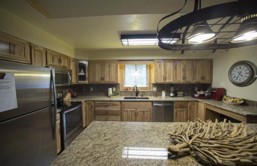 C21, Three bedroom, three bath log-sided, luxury Harbor North cottage with hot tub cottage - Foto 41