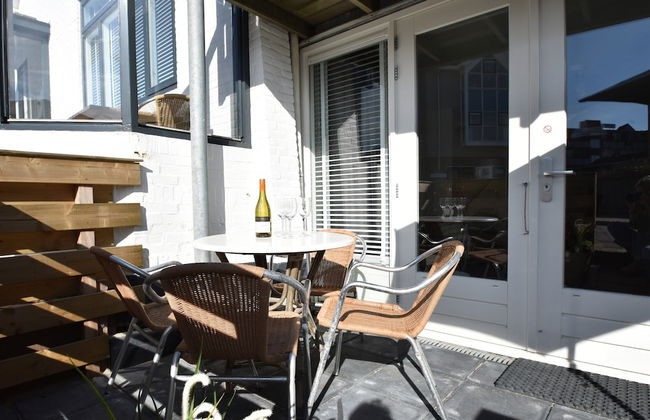 Elegant Studio Near Beach - Photo 10