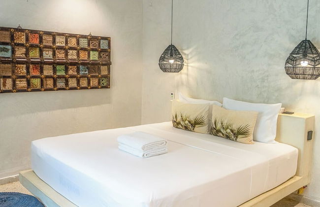 Solymar Staffed Beach Front Villa - Photo 18