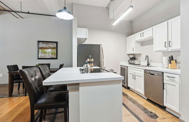 Spacious 2BR Downtown Retreat - Photo 21