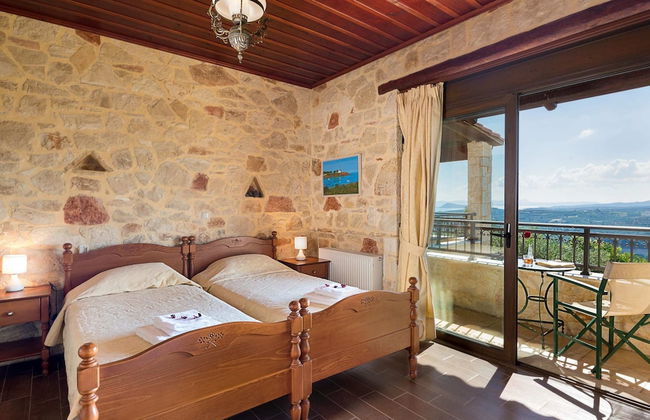 Villa in Tavronitis With Pool & Stunning Views - Photo 2