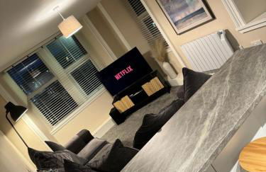 Central 2BR Apartment - Sleeps 4 - Parking & Pets - Coast Serviced Apartments - Enquire for Trade & Long stays - Photo 1