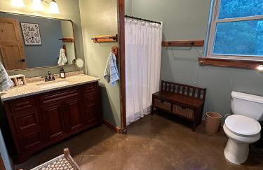 Whispering Pines Retreat, Secluded Cabin with Hot Tub & Pond - Foto 14