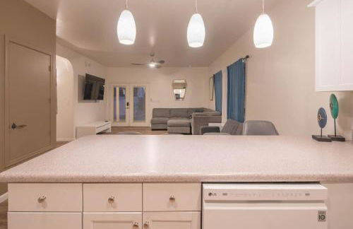 Cave Creek- Basketball Putt Putt Pool & Games - Foto 26