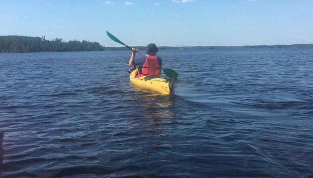Tour en kayak por Tampere - Foto 3, Remando a bordo del kayak
