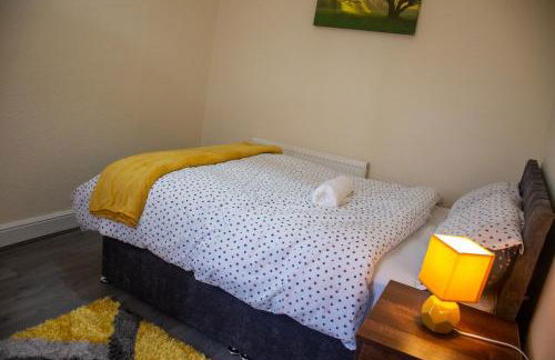 Royale Green View House- free parking, Wifi, Perfect for Contractors and Holiday - Photo 27