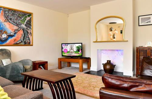 Spacious 4 Bedroom home with Parking Garden - Pass the Keys - Foto 4