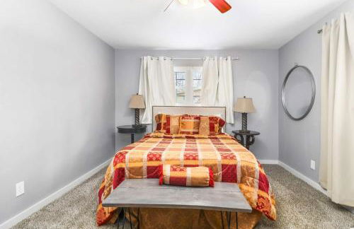 Sunlit Renovated Home, BBQ, Porch & Trails Nearby - Photo 8