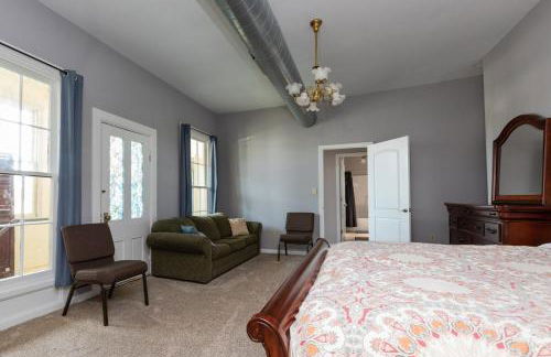 Riverview Loft! Downtown Alton - Foto 17