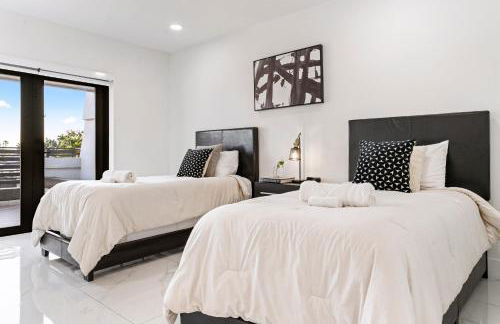 April Sale! 4BR - Private Yard, Grill, Soaking Tub, Near Coral Gables & MIA Airport - Foto 21